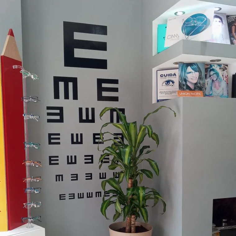 Sector de atención de Fix Visión Ópticas con optotipo para medir agudeza visual