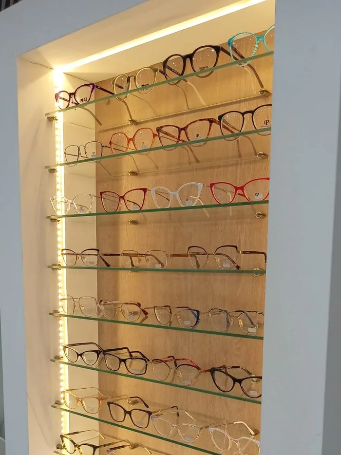 Exhibidor iluminado con armazones en el local de Fix Visión Ópticas, Berazategui