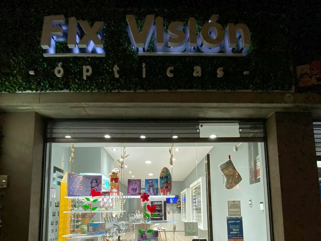 Frente iluminado de Fix Visión Ópticas en Calle 150 N°1373, Berazategui